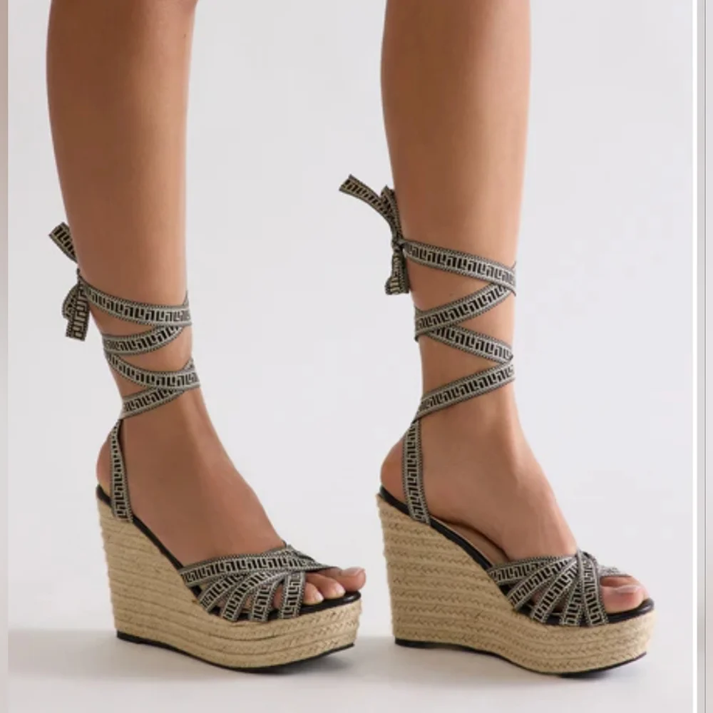 New Fashion Nova Sz 8 Wedge Espadrille Sandals Criss-Cross Straps Black & White